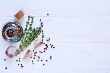 Baharat kümesi: biber, kırmızı biber, sarımsak, kekik ahşap arka plan üzerinde.