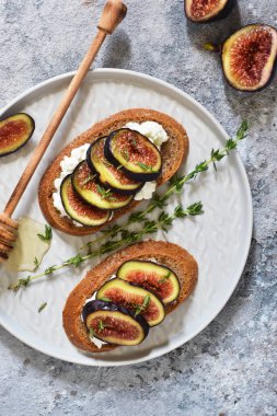 Tost ricotta, incir ve ballı bir beton zemin üzerine kahvaltı için. Gurme kahvaltı.