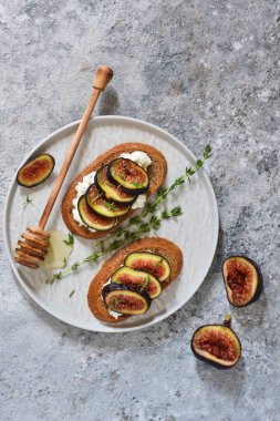 Tost ricotta, incir ve ballı bir beton zemin üzerine kahvaltı için. Gurme kahvaltı.