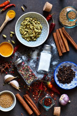 Asya Mix baharat: biber, zencefil, sarımsak, kakule, tarçın. Baharat yemek pişirmek için bir dizi.