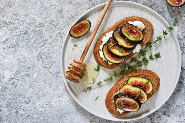 Grzanki Ricotta Fig Miodu Śniadanie Betonowe Podłoże Wyśmienite Śniadanie — Zdjęcie stockowe