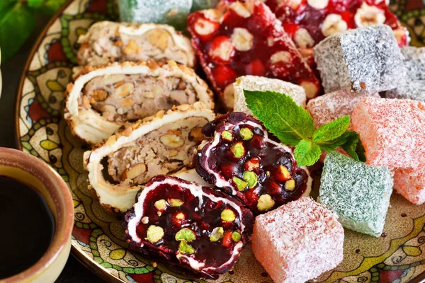 Türk lokumu. Geleneksel Türk tatlılar. Loukum ve kahve koyu arka plan üzerinde.