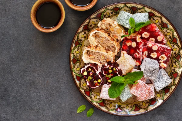 Türk lokumu. Geleneksel Türk tatlılar. Loukum ve kahve koyu arka plan üzerinde.