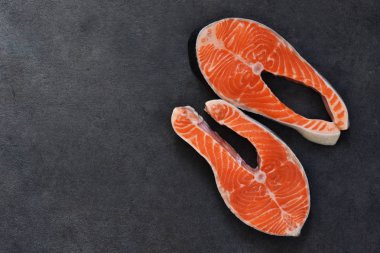 Siyah baharatlar ile çiğ Somon balık. Üstten görünüm.