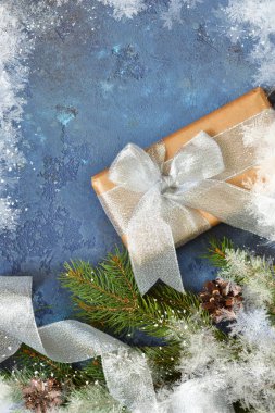 Hediye kutuları ve xmas ağacı Noel mavi arka plan. Metniniz için Noel ağacı süsleme ve kopya alanı