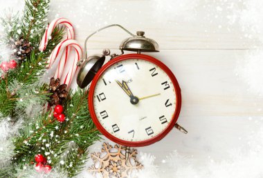 Bir saat ve metni için bir yer ile Noel ağacı Noel arka plan. Noel tebrik kartı.