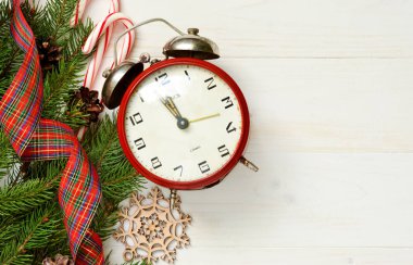 Bir saat ve metni için bir yer ile Noel ağacı Noel arka plan. Noel tebrik kartı.