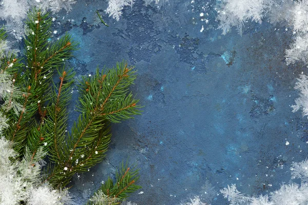 クリスマス ブルーの背景にギフト ボックス クリスマス ツリー テキストのクリスマス ツリーの装飾とコピー スペース — ストック写真