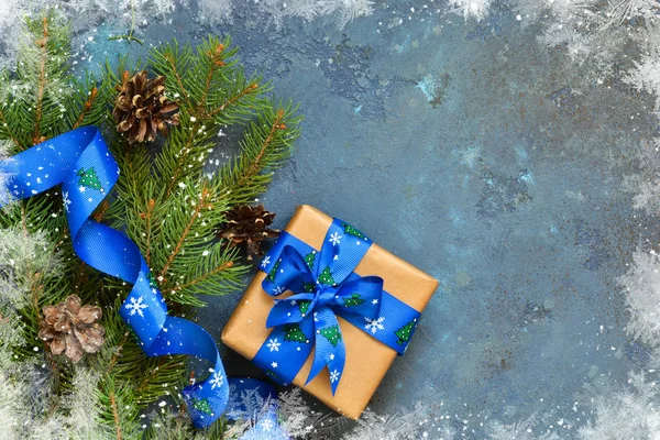 クリスマス ブルーの背景にギフト ボックス クリスマス ツリー テキストのクリスマス ツリーの装飾とコピー スペース — ストック写真