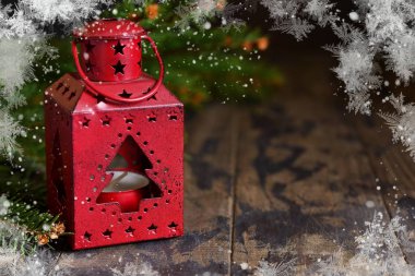 Yeni yıl kartı. Noel arka plan. Klassichesky Noel Fener ve sahne karanlık bir arka plan üzerinde.