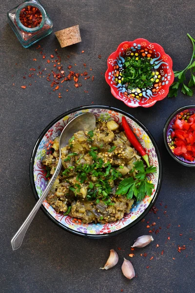 Sautierte Auberginen Salat Aus Gebackenen Auberginen Auf Dunklem Hintergrund — Stockfoto