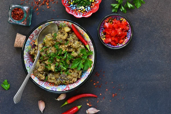 Sautierte Auberginen Salat Aus Gebackenen Auberginen Auf Dunklem Hintergrund — Stockfoto