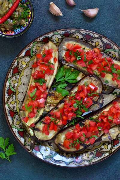 Würzig Gebackene Auberginen Mit Tomaten Und Paprika Gegrillt — Stockfoto