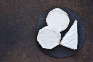 Gurme beyaz brie peyniri veya çilek, bal ve fındık bir beton zemin üzerine ile camembert.