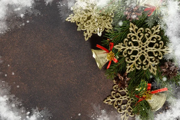 Albero Natale Fiocchi Neve Decorativi Campane Nastri Sfondo Marrone Con — Foto Stock