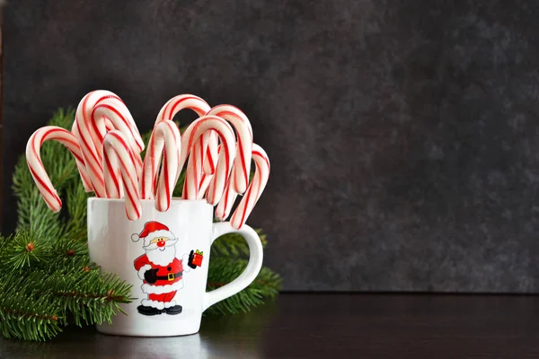 Fondo Comida Año Nuevo Bastones Caramelo Una Taza Sobre Fondo — Foto de Stock