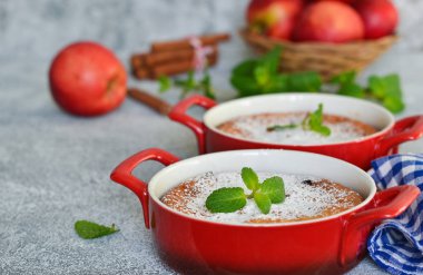 Ricotta ve kuru üzüm ile ev yapımı vanilyalı güveç. Vanilya puding.
