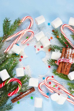 Zencefilli bisküvi, tatlılar ve tatlılar yılbaşı mavi artalanla. Mutlu yeni yıl ve mutlu Noeller.