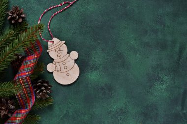 Yeni yıl yeşil arka plan. Yeni yıl bezemeli bir kardan adam. Mutlu yeni yıl ve mutlu Noeller!