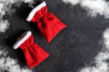 Noel arka plan. Kırmızı Noel çanta hediye siyah arka plan üzerine.