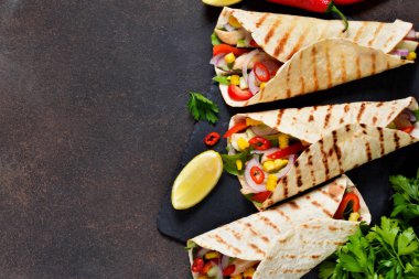 Taco - Meksika mutfağının geleneksel çanak. Meksika yemek sığır eti, sebze ve sos ile. Üstten görünüm.