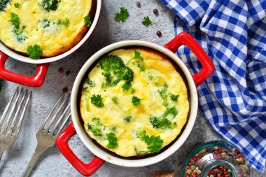 Brokoli ve peynir ile ev yapımı güveç.