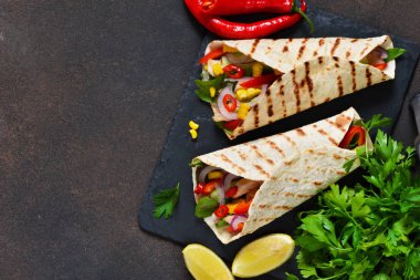 Taco - Meksika mutfağının geleneksel çanak. Meksika yemek sığır eti, sebze ve sos ile. Üstten görünüm.