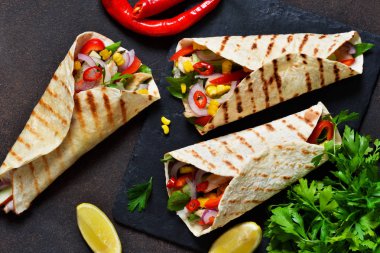 Taco - Meksika mutfağının geleneksel çanak. Meksika yemek sığır eti, sebze ve sos ile. Üstten görünüm.