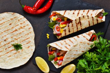 Taco - Meksika mutfağının geleneksel çanak. Meksika yemek sığır eti, sebze ve sos ile. Üstten görünüm.