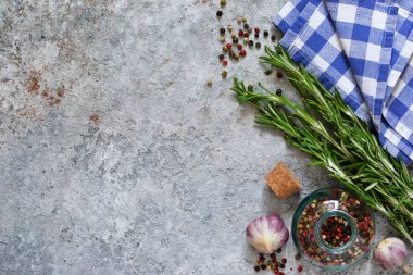 Biber, biberiye ve kekik ve sarımsak bir beton zemin üzerine karışımı. Gıda arka plan metin için yer ile. Reklam.