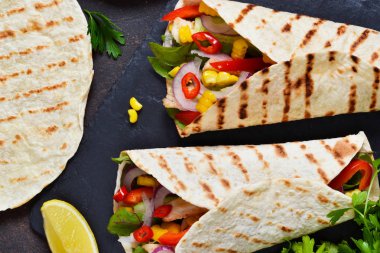 Taco - Meksika mutfağının geleneksel çanak. Meksika yemek sığır eti, sebze ve sos ile. Üstten görünüm.