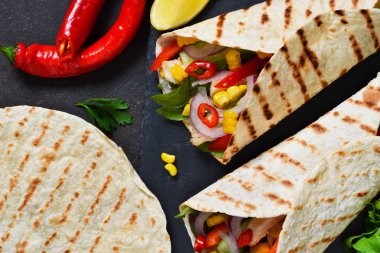 Taco - Meksika mutfağının geleneksel çanak. Meksika yemek sığır eti, sebze ve sos ile. Üstten görünüm.