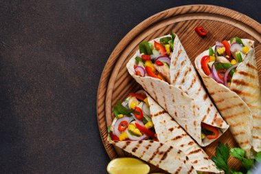 Taco - Meksika mutfağının geleneksel çanak. Meksika yemek sığır eti, sebze ve sos ile. Üstten görünüm.