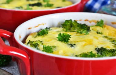 Brokoli ve peynir ile ev yapımı güveç.
