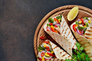 Taco - Meksika mutfağının geleneksel çanak. Meksika yemek sığır eti, sebze ve sos ile. Üstten görünüm.