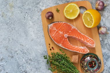 Kesme tahtası üzerinde baharatlar ile biftek somon. Üstten görünüm.