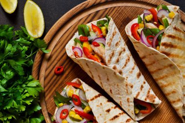 Taco - Meksika mutfağının geleneksel çanak. Meksika yemek sığır eti, sebze ve sos ile. Üstten görünüm.