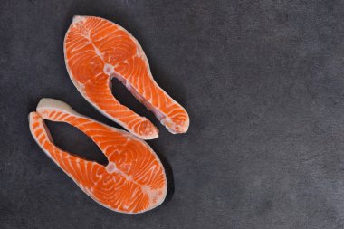 Siyah baharatlar ile çiğ Somon balık. Üstten görünüm.