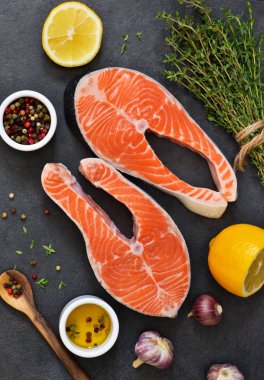 Siyah baharatlar ile çiğ Somon balık. Üstten görünüm.