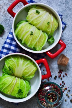 Savoy lahana et ve pilav ile alır. Vegan lahana rulo
