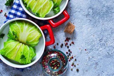 Savoy lahana et ve pilav ile alır. Vegan lahana rulo