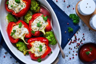 Kırmızı pul biber et ve peynir ve baharatlar ile doldurulmuş. Fırında biber dolması. Üstten görünüm. Reklam menü.