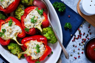 Kırmızı pul biber et ve peynir ve baharatlar ile doldurulmuş. Fırında biber dolması. Üstten görünüm. Reklam menü.