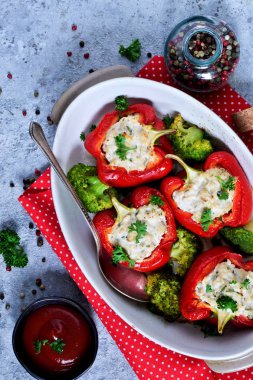 Kırmızı pul biber et ve peynir ve baharatlar ile doldurulmuş. Fırında biber dolması. Üstten görünüm. Reklam menü.
