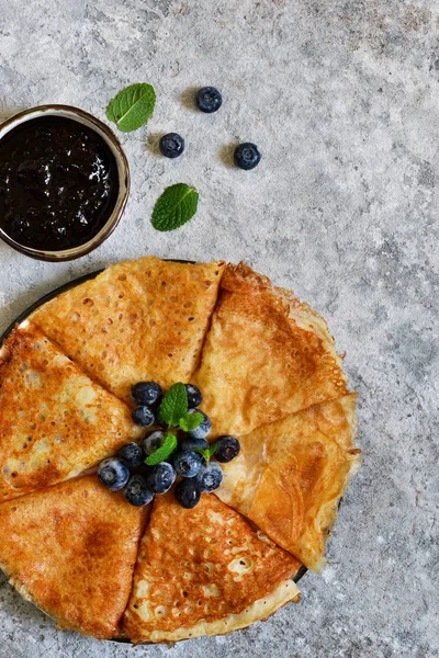Pancake Tipis Dengan Selai Blueberry Pada Latar Belakang Beton Dengan — Stok Foto
