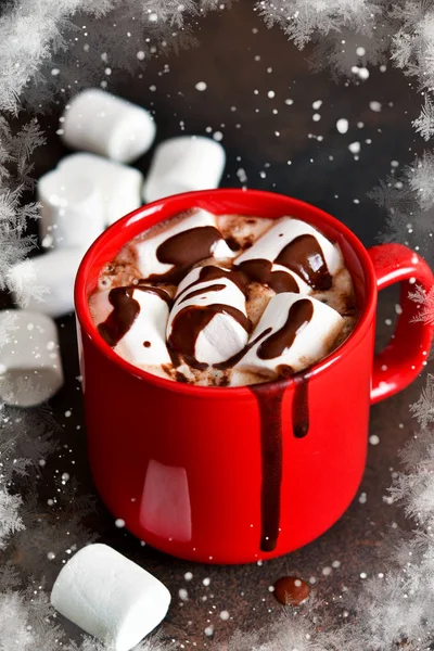 Chocolate Quente Caseiro Com Marshmallow Canela Uma Xícara Vermelha — Fotografia de Stock