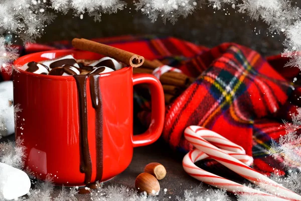 Chocolate Caliente Casero Con Malvavisco Canela Una Taza Roja — Foto de Stock