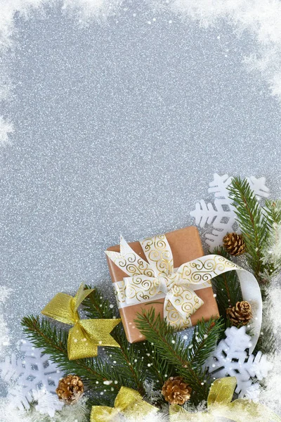 新年的蓝色背景与礼物 Lentikami 和雪花的空间为文本 新年快乐 圣诞愉快 — 图库照片
