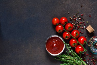 Kekik, biber ve karanlık bir arka plan üzerinde kırmızı biber domates sosu.