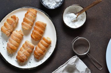 Pişirme için malzemeler. Üstten görünüm puf böreği. Tereyağı krema.